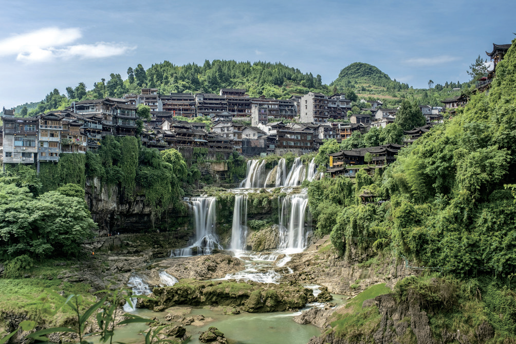 湘西芙蓉镇瀑布 · The Waterfall in Furong Village, Xiangxi